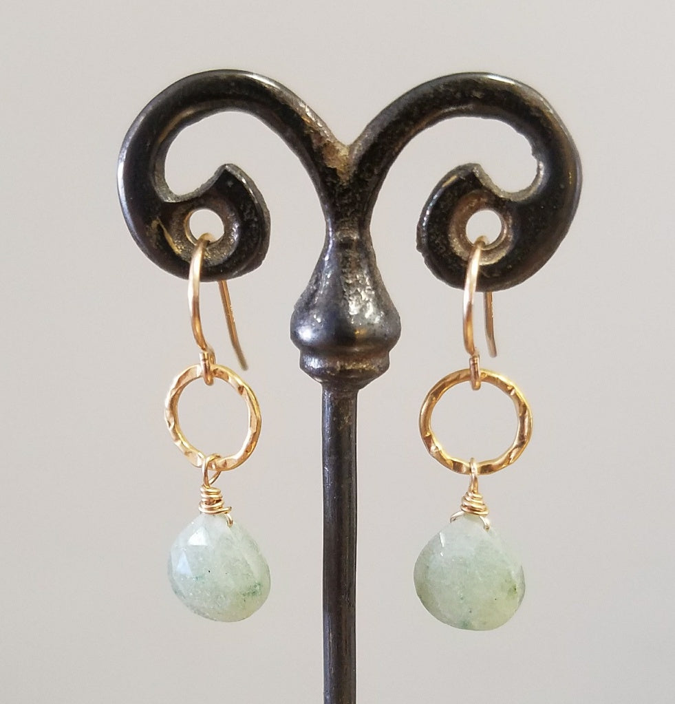 Silvernite in agreen shade on a gold ring