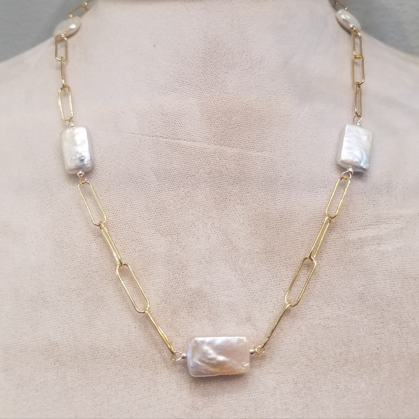 Paper clip chain with Pearls