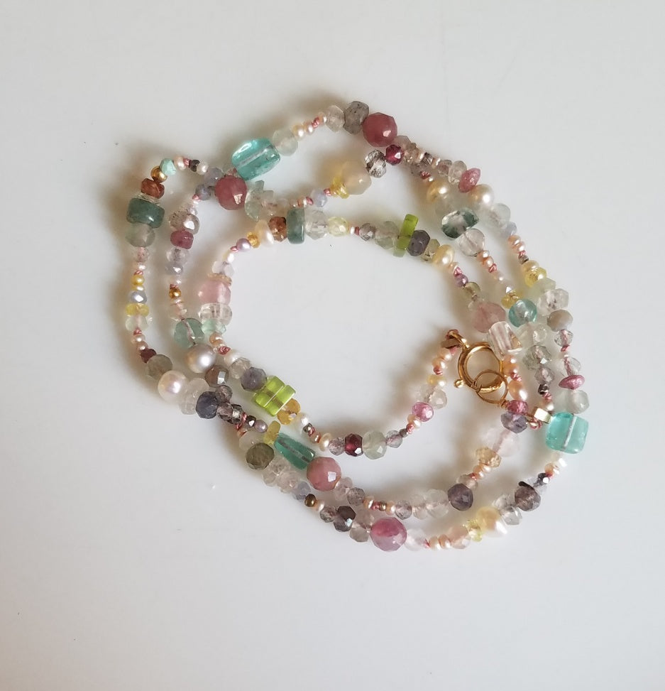 Cheerful string of gems necklace