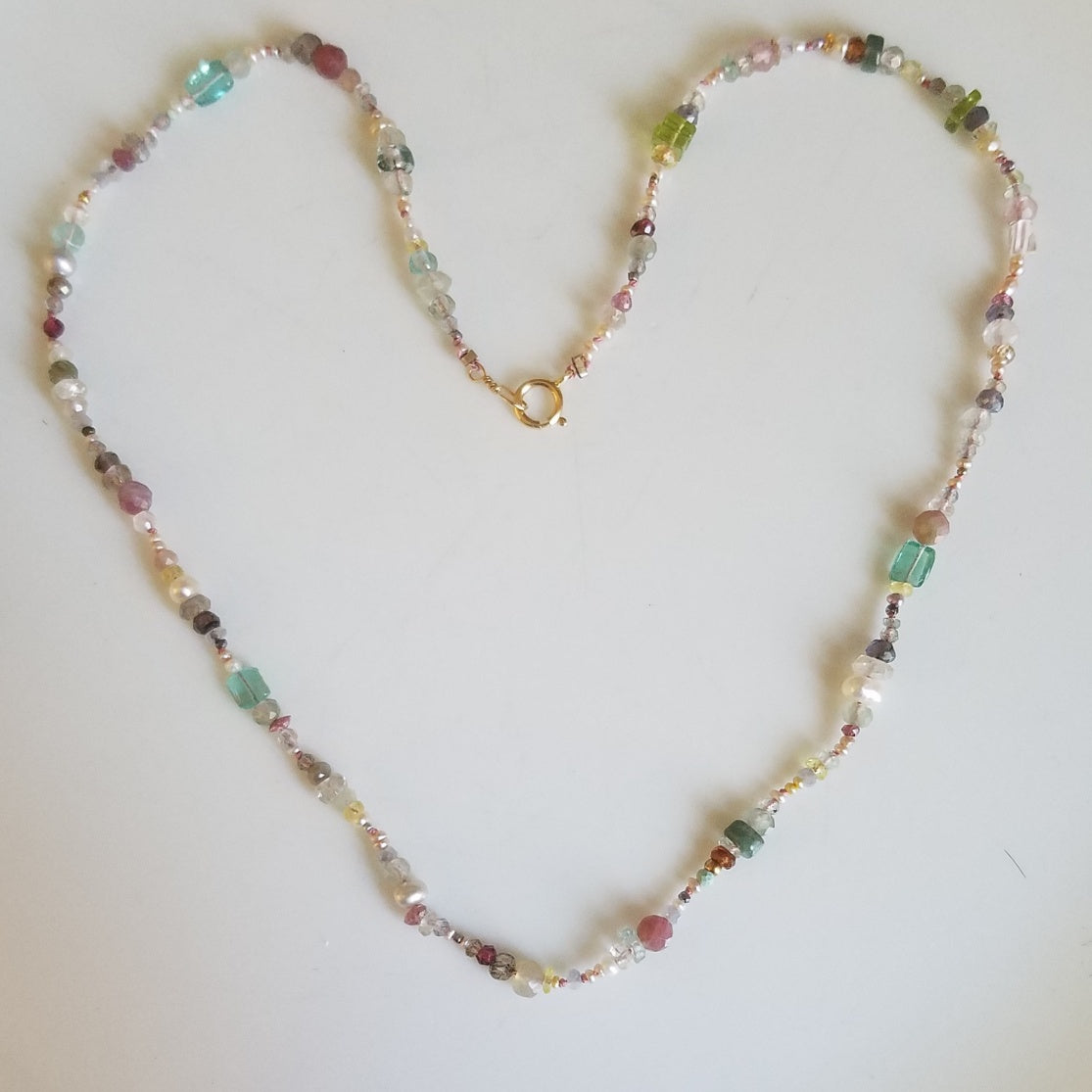 Cheerful string of gems necklace
