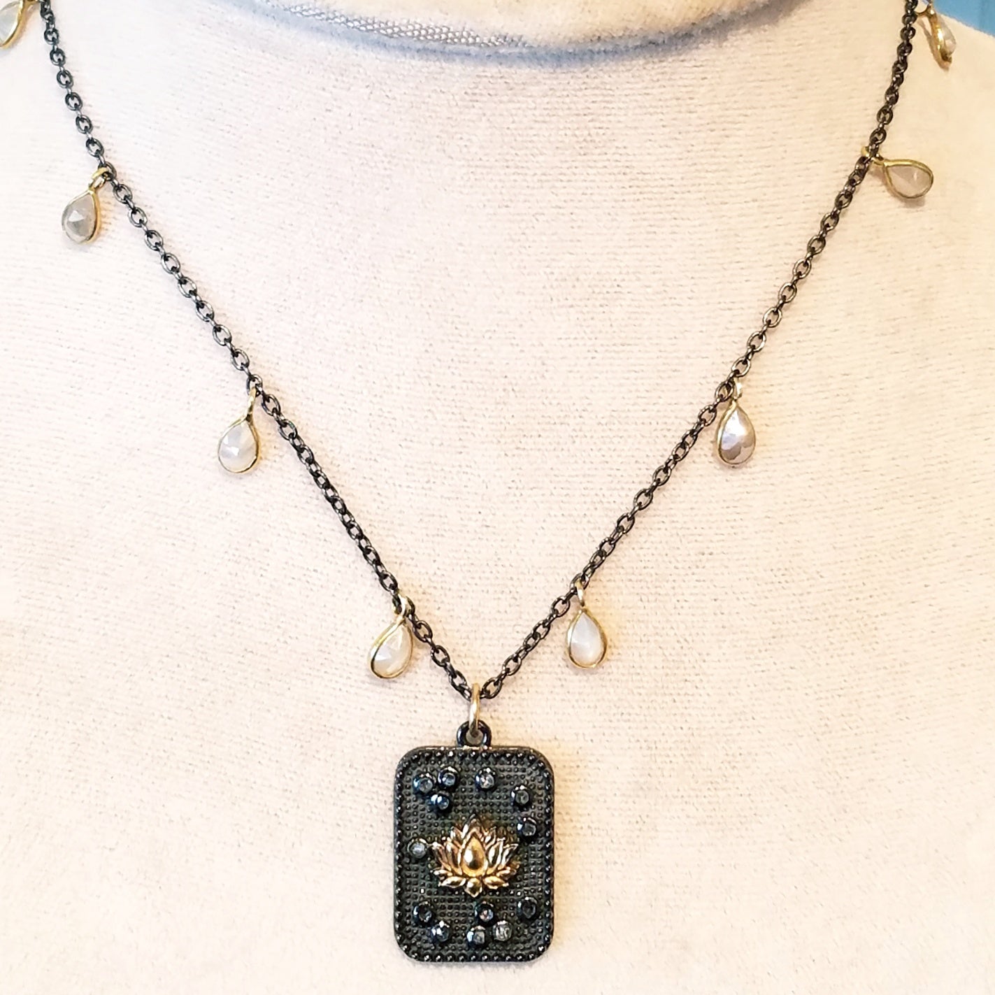 Golden Lutos necklace