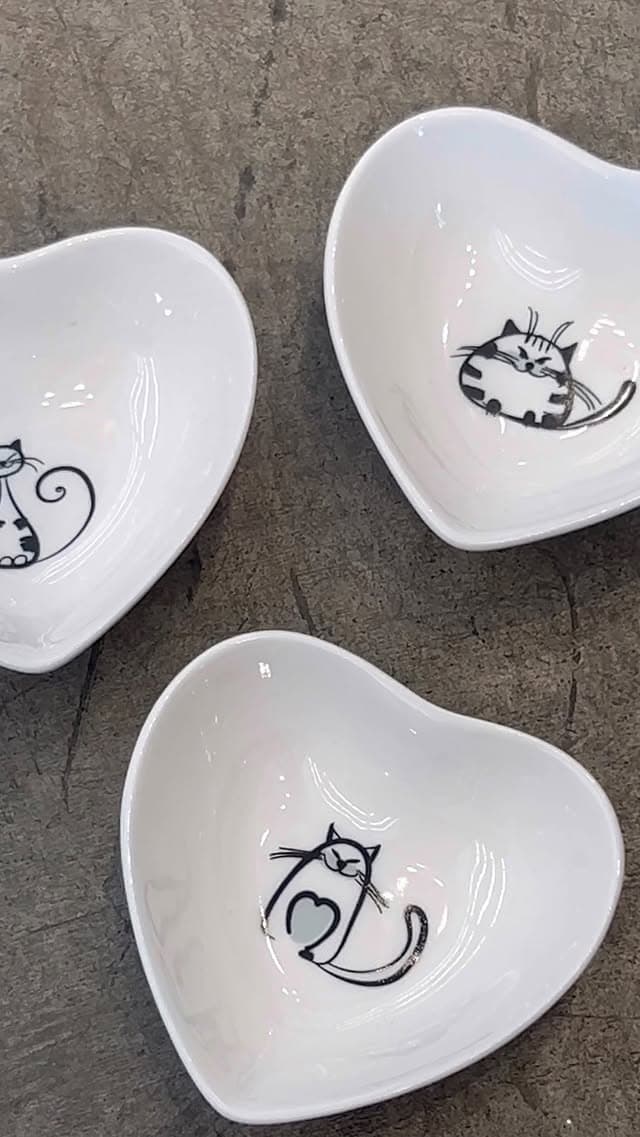 A purr-fect Valentine’s gift for cat lovers with a soft spot for cute decor.

#antiquajewelry #shopl