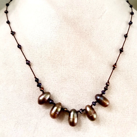 Crown of pearls silk necklace