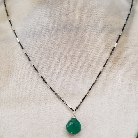 Drop of green necklace