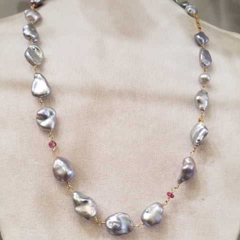 A necklace of cultured baroque pearls with an 18K white gold clasp. -  Bukowskis