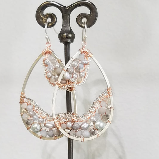 Pearls and crystals earrings