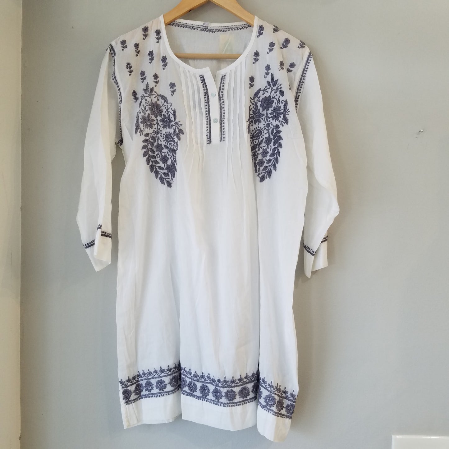 Grey embroidered flowers on white tunic