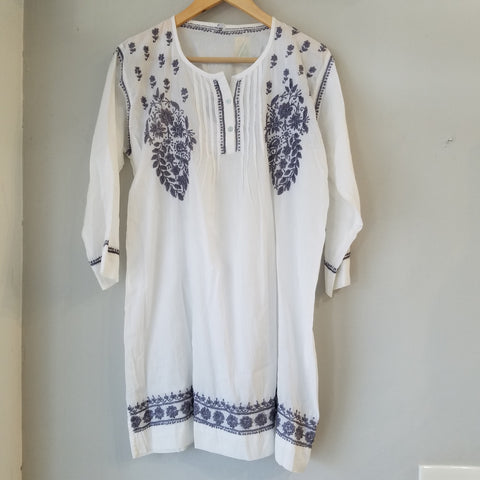 Grey embroidered flowers on white tunic